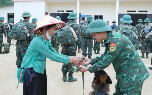 Xúc động ngày chia tay lực lượng quân đội tìm kiếm ở Làng Nủ