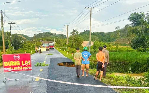 Lâm Đồng: Sạt lở tỉnh lộ 721, uy hiếp chân cầu nối liền 2 huyện