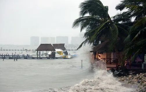 Siêu bão Helene mạnh nhất năm sắp đổ bộ bang Florida (Mỹ), hàng trăm chuyến bay bị hủy