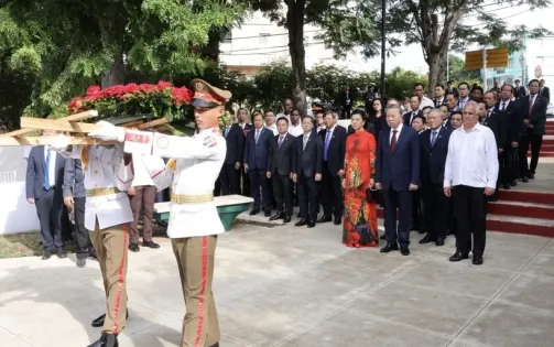 Tổng Bí thư, Chủ tịch nước Tô Lâm đặt vòng hoa tại Tượng đài Bác Hồ ở La Habana