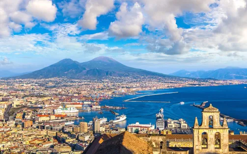 Cuộc sống sầm uất dưới chân núi lửa Vesuvius ở Italy