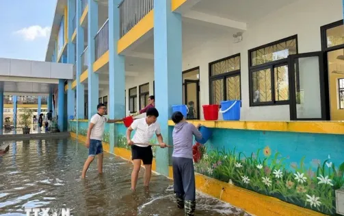 Hà Nội: Trường học ở "rốn lũ" Chương Mỹ bắt đầu dọn dẹp dù sân vẫn ngập nước