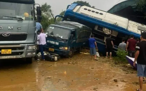 Hiện trường vụ sạt lở đất vùi lấp nhiều phương tiện giao thông tại Hà Giang