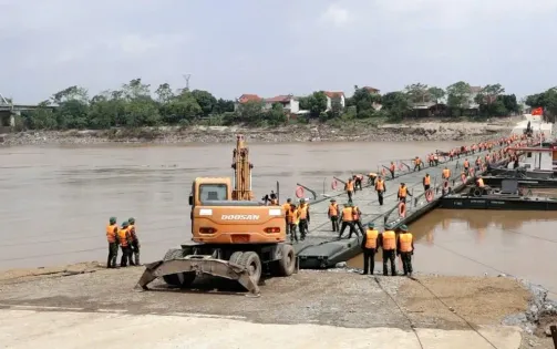 Niềm vui lớn của người dân khi có cầu phao thay cầu Phong Châu