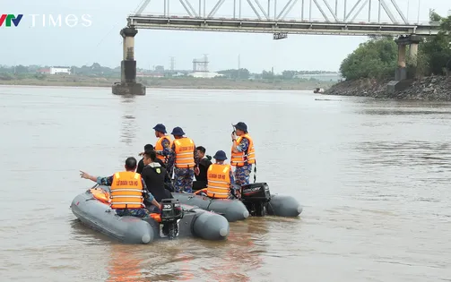 Thợ lặn đặc công tìm kiếm 4 nạn nhân mất tích trong sập cầu Phong Châu