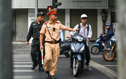 Nhiều thanh thiếu niên không đội mũ bảo hiểm, điều khiển xe trên 50 phân khối