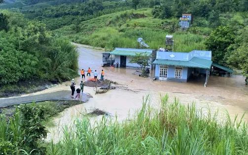 Mưa lớn gây ngập sâu ở Lâm Đồng, người dân phải leo lên mái nhà