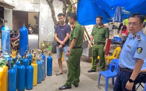 Bắt quả tang cơ sở cung cấp khí cười nằm sâu trong ngõ nhỏ ở Hà Nội