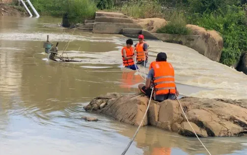 Cứu hộ 2 cháu nhỏ có nguy cơ bị nước cuốn