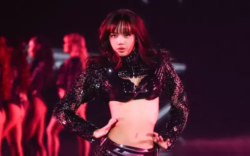 Lisa (BLACKPINK) mở màn show diễn nội y Victoria’s Secret