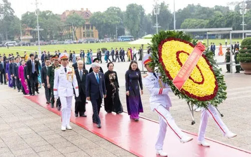 Đoàn đại biểu tham dự Đại hội đại biểu toàn quốc MTTQ Việt Nam vào Lăng viếng Chủ tịch Hồ Chí Minh