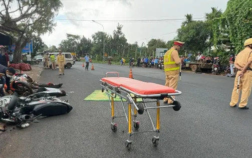 Đắk Lắk: Tông vào xe ô tô, 2 học sinh thương vong