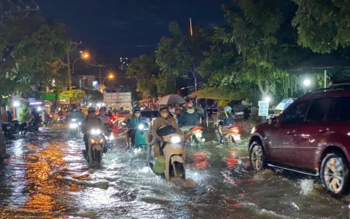 Thành phố Hồ Chí Minh đạt đỉnh triều cường, nhiều tuyến đường ngập nặng