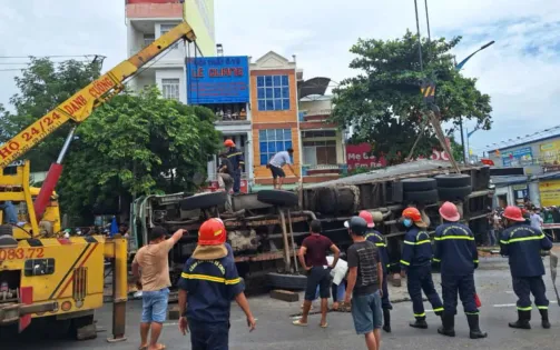 Bình Định: Xe chở dăm lật nghiêng đè 2 xe máy, 3 người tử vong