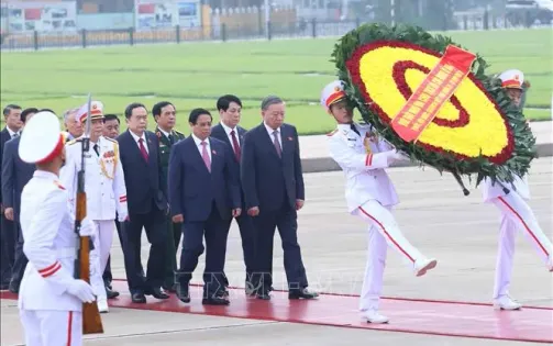 Đại biểu Quốc hội dự Kỳ họp thứ 8 vào Lăng viếng Chủ tịch Hồ Chí Minh