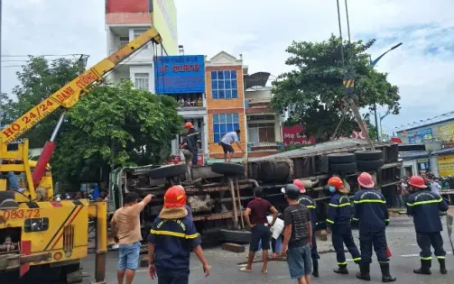 Vụ xe tải lật đè 3 người tử vong ở Bình Định: Tài xế chạy quá tốc độ