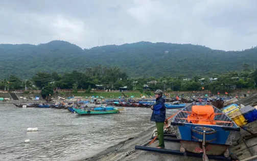 Công an sát cánh cùng người dân phòng chống bão số 6