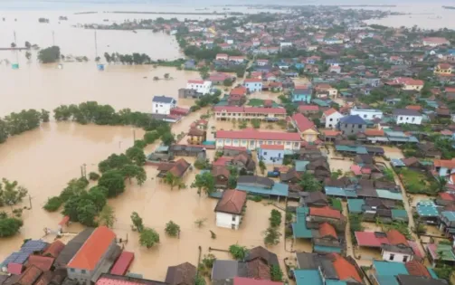 Lũ ở Quảng Bình đặc biệt lớn, nhiều nhà ngập tới nóc