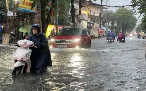 Trung Bộ mưa lũ giảm, cảnh báo gió mạnh trên biển