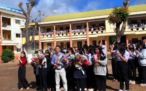 Đắk Lắk: Học sinh chia tay thầy hiệu trưởng làm cộng đồng mạng xúc động