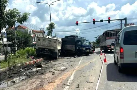 Bình Dương: Xe ben tông hàng loạt xe chờ đèn đỏ, 1 người tử vong