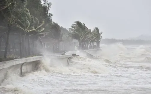 Bão số 7 di chuyển chậm hướng Tây, biển động dữ dội