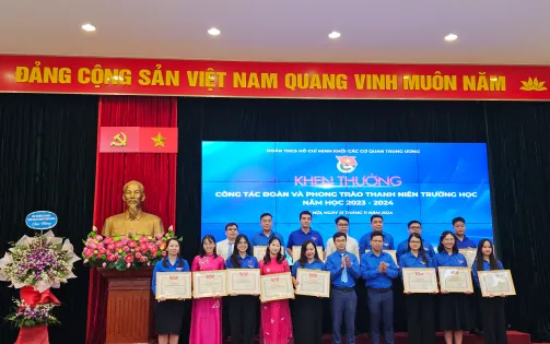 Vinh danh các cá nhân, tập thể xuất sắc trong công tác Đoàn và phong trào thanh niên trường học