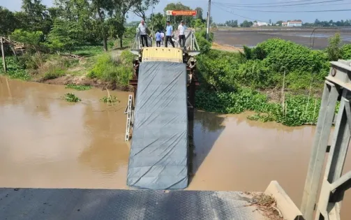 Sập cầu ở An Giang, xe tải chở 30 tấn gạch rơi xuống kênh