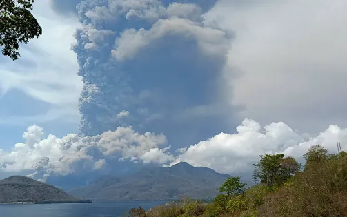 Hủy gần 100 chuyến bay tại Indonesia do tro bụi núi lửa