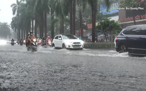 TP Hồ Chí Minh mưa trắng trời gây ngập úng