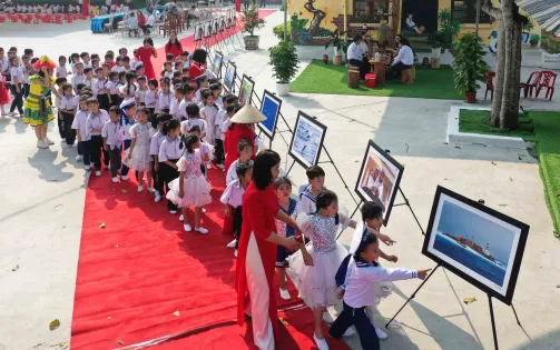 Triển lãm ảnh "Em yêu biển đảo Việt Nam" cho các em nhỏ Thái Nguyên