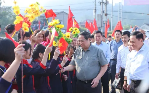 Thủ tướng chung vui Ngày hội Đại đoàn kết cùng đồng bào các dân tộc tỉnh Lạng Sơn