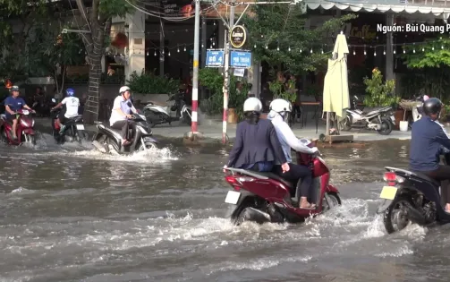 TP Hồ Chí Minh ngập úng do triều cường lên cao