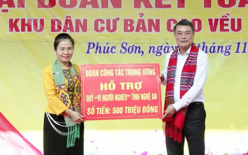 Trưởng Ban Tổ chức Trung ương chung vui Ngày hội Đại đoàn kết tại Nghệ An