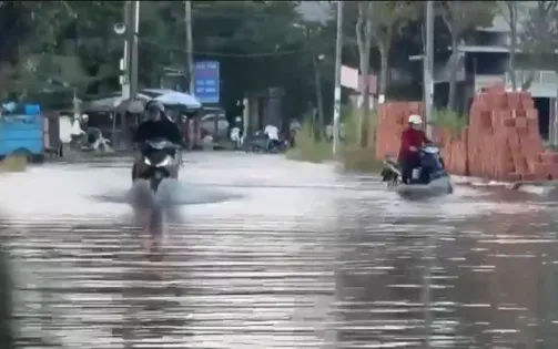 Khu dân cư thường xuyên ngập úng do thi công kè dở dang