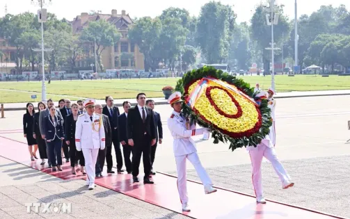 Chủ tịch Quốc hội Armenia Alen Simonyan vào Lăng viếng Chủ tịch Hồ Chí Minh