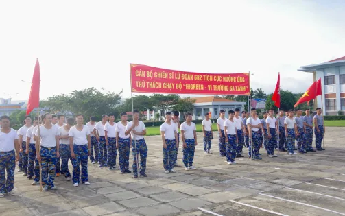 Chiến sĩ Hải quân tham gia chạy bộ góp quỹ trồng cây tại Trường Sa