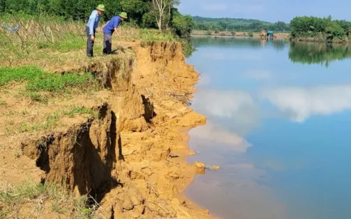 Nhiều tỉnh miền Trung công bố tình huống khẩn cấp vì sạt lở