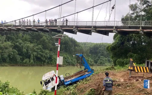 Trục vớt xe rác rơi xuống cầu treo, tiếp tục tìm kiếm 2 nạn nhân