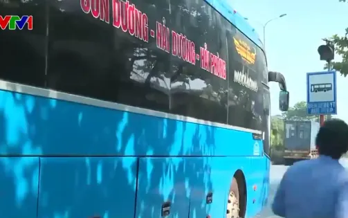 Nhà chờ xe bus nằm giữa Quốc lộ 5 tăng nguy cơ tai nạn