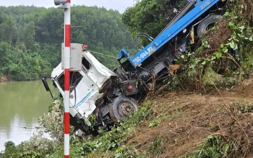 Tìm thấy thi thể hai nạn nhân trong vụ xe chở rác rơi xuống sông ởThừa Thiên - Huế