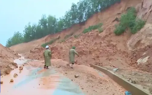 Mưa lớn gây sạt lở đất tại Bình Định, nhiều tuyến đường bị chia cắt