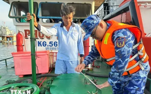 Kiên Giang: Bắt giữ 2 tàu cá sang mạn dầu DO trái phép trên biển