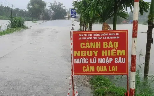 Quảng Ngãi: Giao thông bị chia cắt do mưa lớn kéo dài gây sạt lở