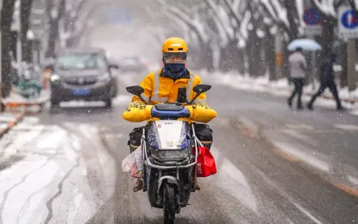 Mưa, tuyết và giá lạnh bao trùm toàn bộ Bắc Kinh