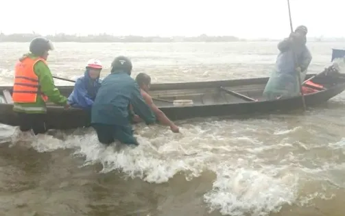 Công an xã kịp thời cứu 1 người dân bị nước lũ cuốn trôi