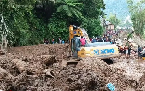 Lũ lụt nghiêm trọng, Indonesia điều thiết bị hạng nặng cứu hộ người dân