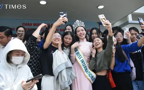 Miss International 2024 Thanh Thuỷ được fan vây kín khi về thăm trường ở Đà Nẵng