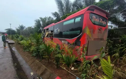 Bình Phước: Hai xe khách va chạm trực diện, một tài xế tử vong tại chỗ