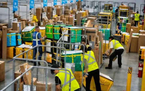 Nhân viên Amazon đình công tại nhiều kho hàng Mỹ trong mùa cao điểm